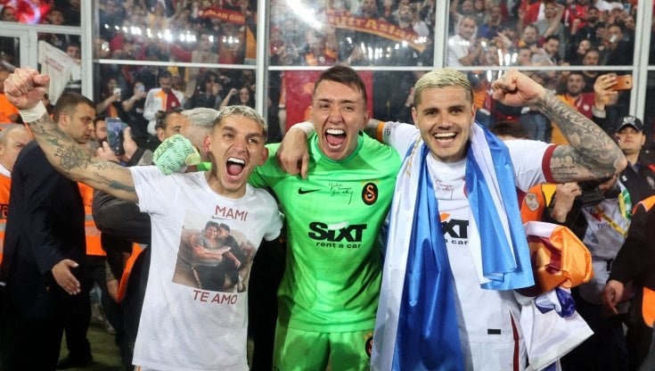 Icardi festeggia il titolo al Galatasaray insieme a&nbsp; Torreira e Muslera
