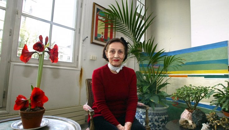 Francoise Gilot nel suo studio nel 2004. Alla parete, una sua opera