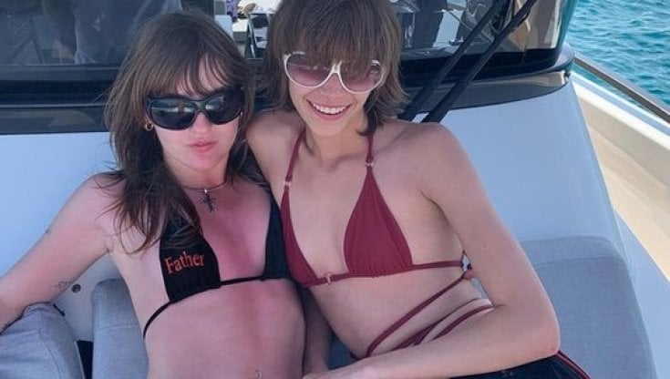Victoria dei Maneskin con la nuova fidanzata in vacanza a Formentera
