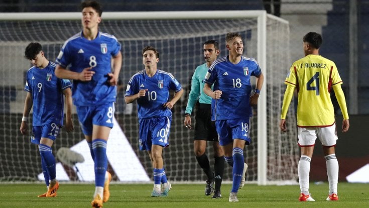 Francesco Pio Esposito (numero 18) esulta dopo il gol alla Colombia