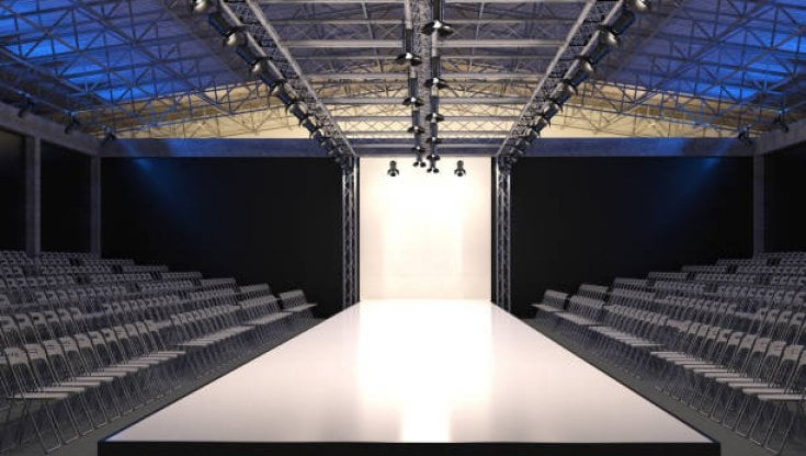 Una delle passerelle di moda:&nbsp;dal mondo dello spettacolo&nbsp;i d&eacute;fil&eacute; sono arrivati alla politica (Istock / Getty images)