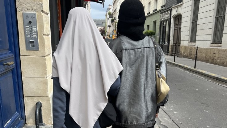 Dopo il velo, l'abaya: in Francia fa discutere la tunica araba portata dalle studentesse a scuola