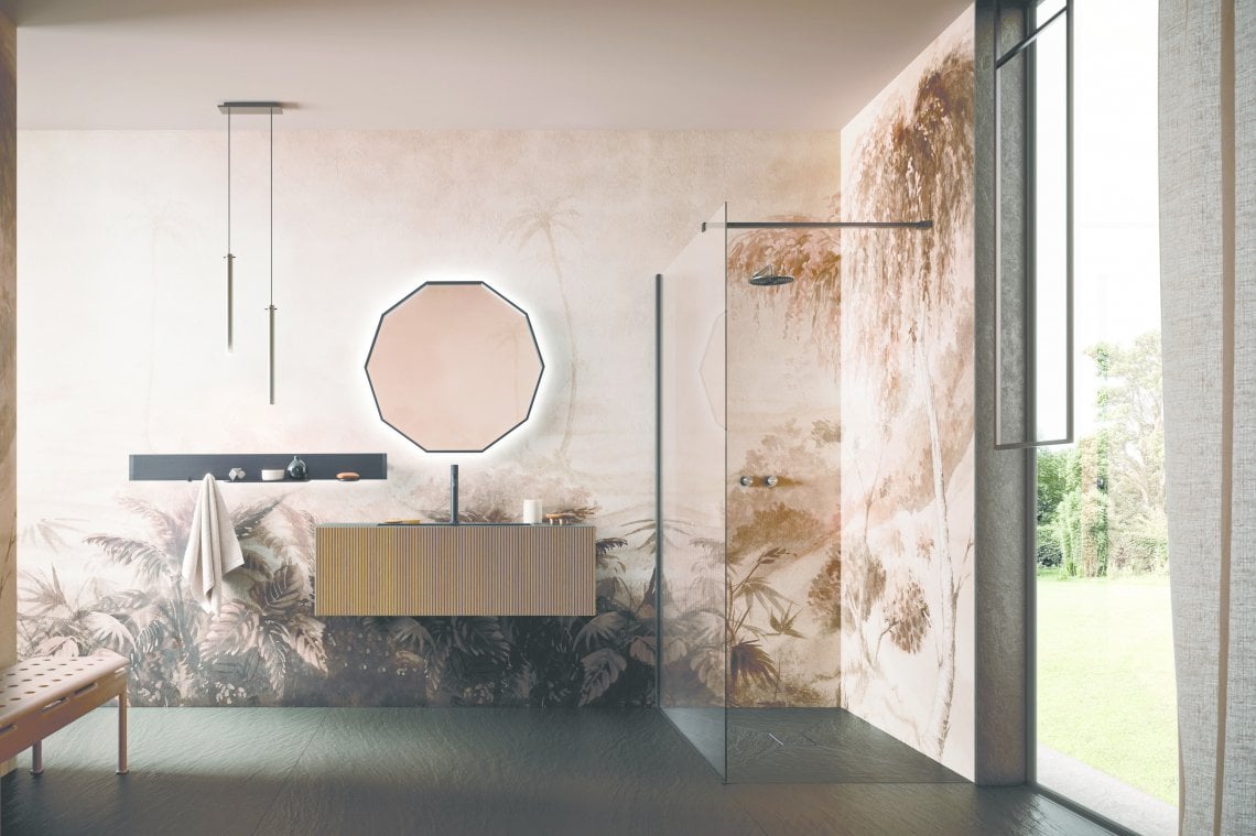 Una composizione Luxor di ArbiArredobagno: mobile sospeso con frontale in rovere Millerighe e specchio Ten con profilo in alluminio nero. Panca Step, design Garc&igrave;a Cumini, in noce