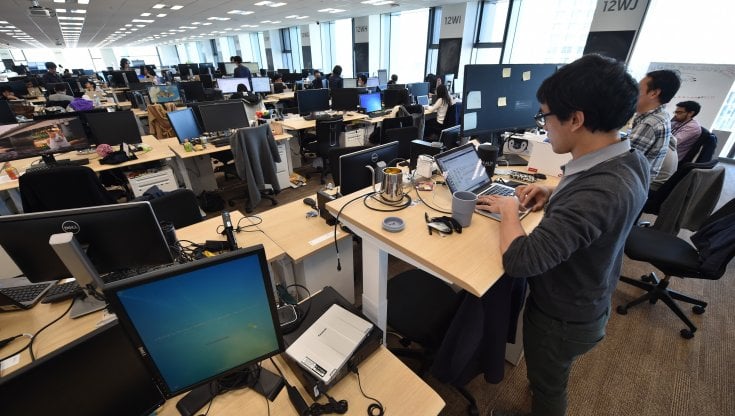 Un impiegato&nbsp;in un ufficio&nbsp;di Tokyo continua&nbsp;a lavorare durante&nbsp;la pausa. (Getty images)