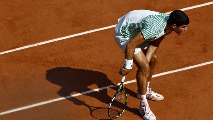 Alcaraz fermato dai crampi al Roland Garros. L'infortunio e le regole. Ecco cosa è successo