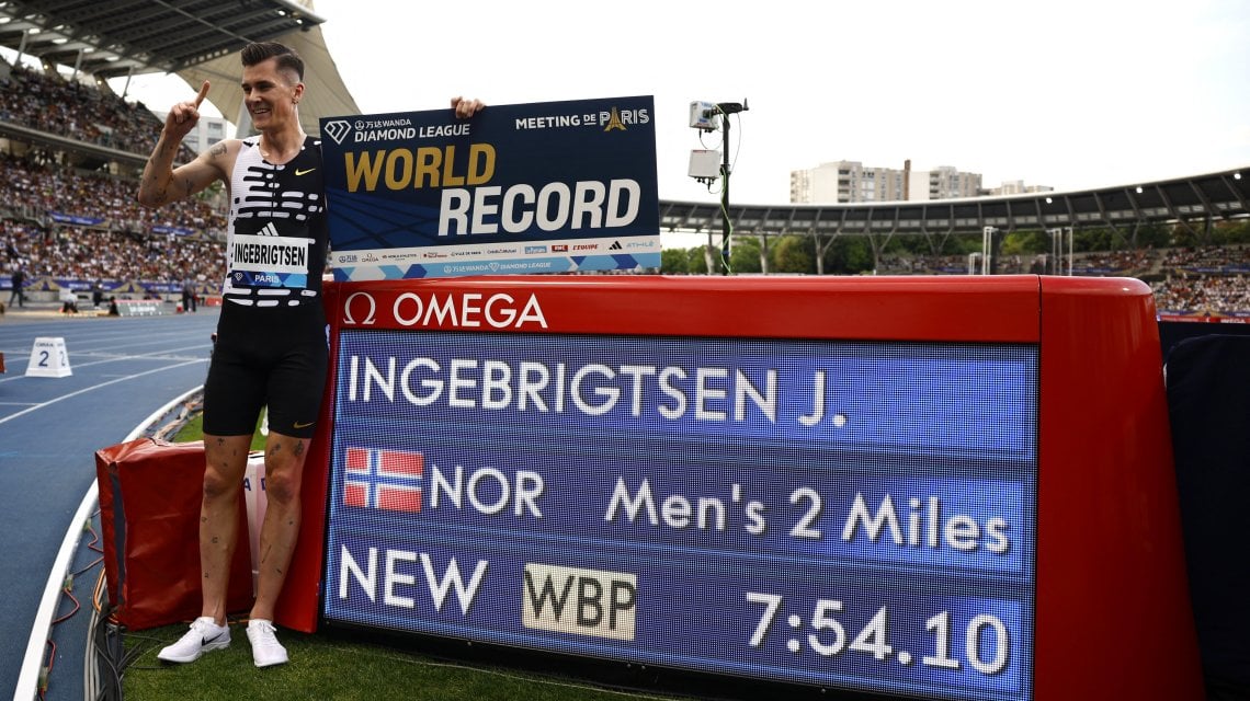 Jakob Ingebrigtsen posa accanto al suo record