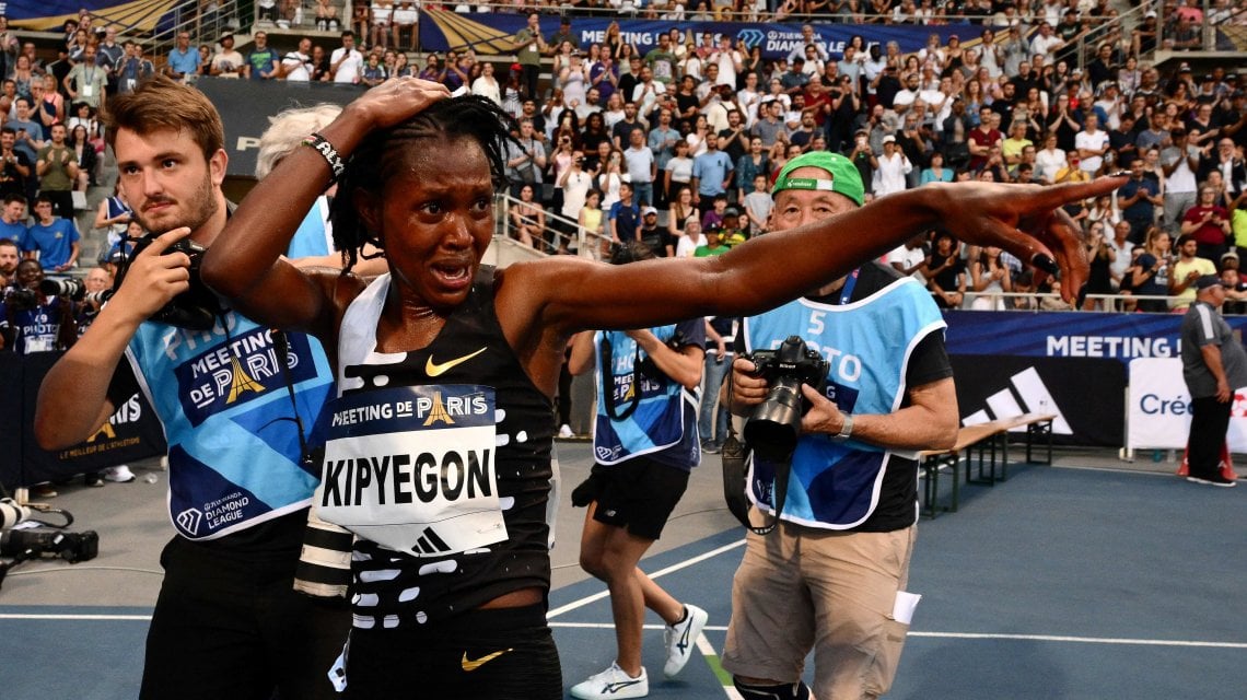 Faith Kipyegon festeggia il record dei 5000