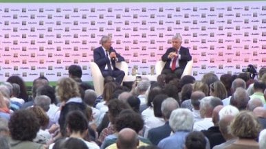 Pnrr, Gentiloni a Repubblica delle Idee: "Per le modifiche Meloni non aspetti agosto" | <a href="https://video.repubblica.it/dossier/la-repubblica-delle-idee-2023/repubblica-delle-idee-2023-gentiloni-aggiustamenti-governo-su-pnrr-meloni-non-aspetti-agosto/446817/447783"><strong>video</strong></a>