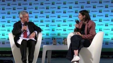 <a href="https://video.repubblica.it/dossier/la-repubblica-delle-idee-2023/repubblica-delle-idee-2023-schlein-non-ci-serve-una-premier-donna-se-non-fa-nulla-per-famiglie-e-asili/446829/447795">Schlein: "Non ci serve una premier donna se non fa nulla per famiglie e asili"</a>