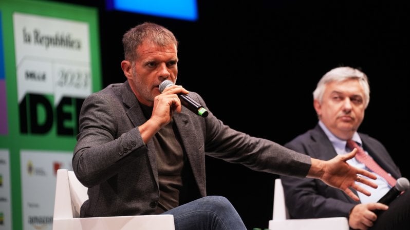 Stefano Massini a Meloni: "Ma quale natalit&agrave; se i giovani in banca devono farsi accompagnare dai genitori?" | <a href="https://video.repubblica.it/dossier/la-repubblica-delle-idee-2023/repubblica-delle-idee-2023-massini-e-l-attacco-sulla-natalita-ma-quale-identita-italiana-se-i-giovani-non-possono-prendere-un-mutuo/446897/447863" fck_savedurl=""><strong>video</strong></a>