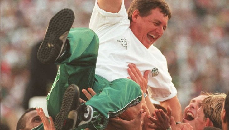 Clive Barker sollevato dai giocatori il giorno della vittoria nella Coppa d'Africa '96