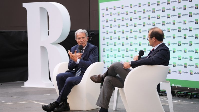 Romano Prodi: "Surreale ricattare l&rsquo;Ue col Mes, ma alla destra piace mostrare i muscoli. Con le nomine Rai ora c'&egrave; un nido di Vespe" | <a href="https://video.repubblica.it/dossier/la-repubblica-delle-idee-2023/repubblica-delle-idee-2023-prodi-sulla-rai-c-e-vespa-da-un-lato-e-un-nido-di-vespe-dall-altro/446924/447890" fck_savedurl=""><strong>Video</strong></a>