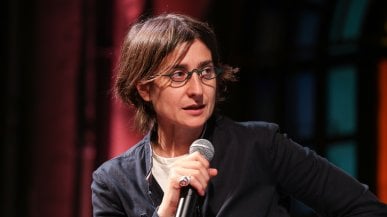 <a href="https://video.repubblica.it/dossier/la-repubblica-delle-idee-2023/repubblica-delle-idee-2023-chiara-valerio-sul-lavoro-essere-sempre-impegnati-non-e-affatto-sexy/446936/447902">Chiara Valerio e il lavoro: "Essere sempre impegnati non &egrave; affatto sexy"</a>