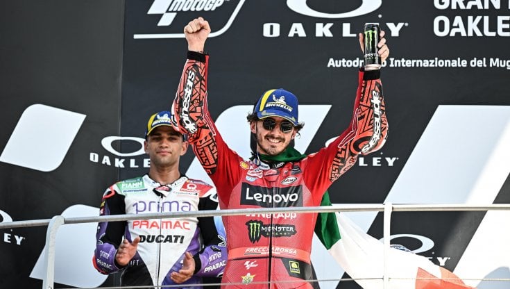 Bagnaia esulta sul podio