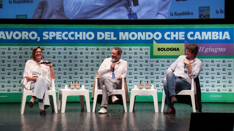 Se l'intellettuale di destra viene asfaltato dai talk di Rete4. Serra con Perina e Rossi.&nbsp;"Meloni ha vinto con Letta ad Atreju" <a href="https://video.repubblica.it/dossier/la-repubblica-delle-idee-2023/repubblica-delle-idee-2023-perina-e-rossi-con-michele-serra-un-fascista-che-si-svegliasse-oggi-chiederebbe-che-state-facendo/447023/447989"><strong>Video</strong></a>