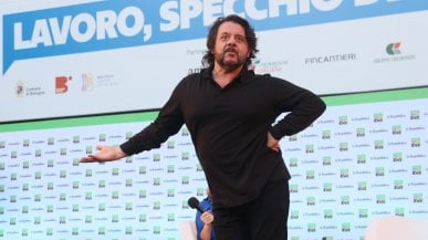 <a href="https://video.repubblica.it/dossier/la-repubblica-delle-idee-2023/repubblica-delle-idee-2023-il-ballo-di-lillo-in-piazza-maggiore-questo-l-ho-insegnato-a-mick-jagger/447045/448011" fck_savedurl=""> Il ballo di Lillo in piazza Maggiore: "Questo l'ho insegnato a Mick Jagger"</a>