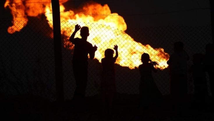 Iraq, fumi e neoplasie: il petrolio sostiene l’economia, ma uccide gli iracheni con il cancro che si diffonde 