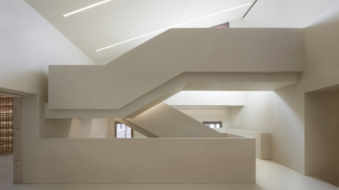 La grande scala centrale che segna l'interno delle Procuratie Nuove secondo il progetto di David Chipperfield. Foto Alberto Parise