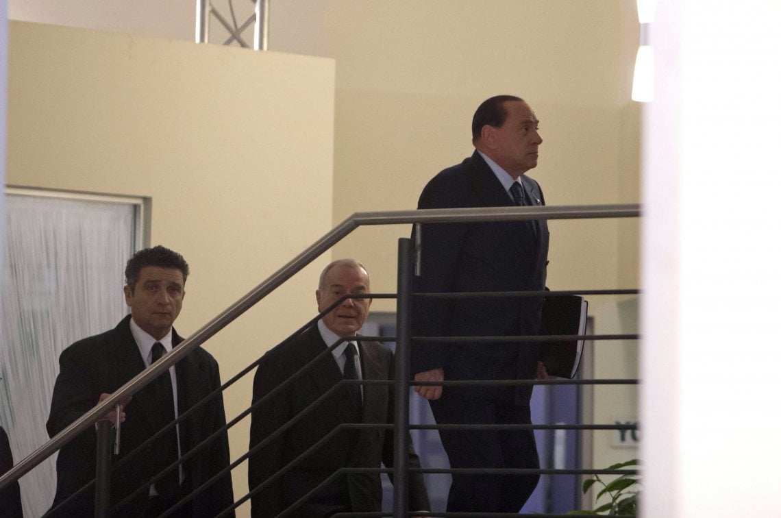 Berlusconi e Gianni Letta che entrano nella sede del Pd per l'incontro con l'allora segretario dem Matteo Renzi 