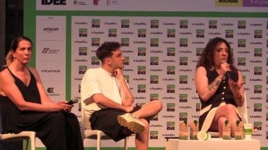 <a href="https://video.repubblica.it/dossier/la-repubblica-delle-idee-2023/repubblica-delle-idee-2023-luce-io-faccio-politica-su-tinder-ho-15gb-di-screenshot-che-mostrano-lo-stato-del-paese/447121/448087" fck_savedurl="">Luce: "Io faccio politica su Tinder, ho 15GB di screenshot che mostrano lo stato del paese"<br /></a>