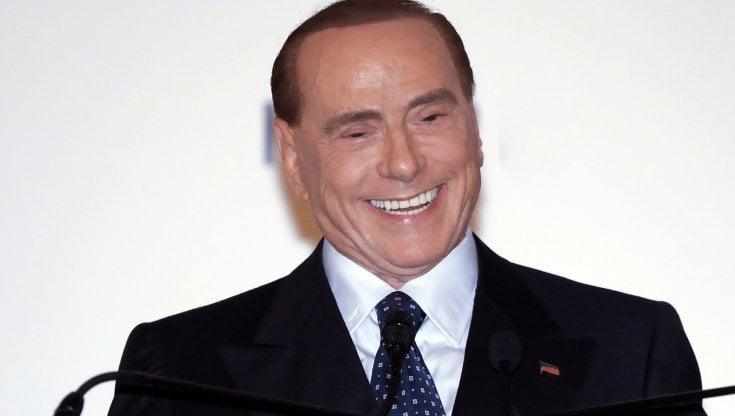 Silvio Berlusconi in bilico tra pin-up e macho: con la chirurgia estetica sdoganò la transessualità culturale