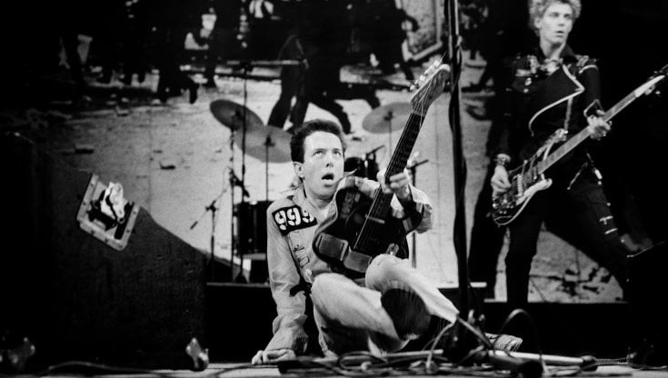 La band dei Clash ritratta da Furmanovsky durante un concerto nel 1977 al Rainbow di Londra. 