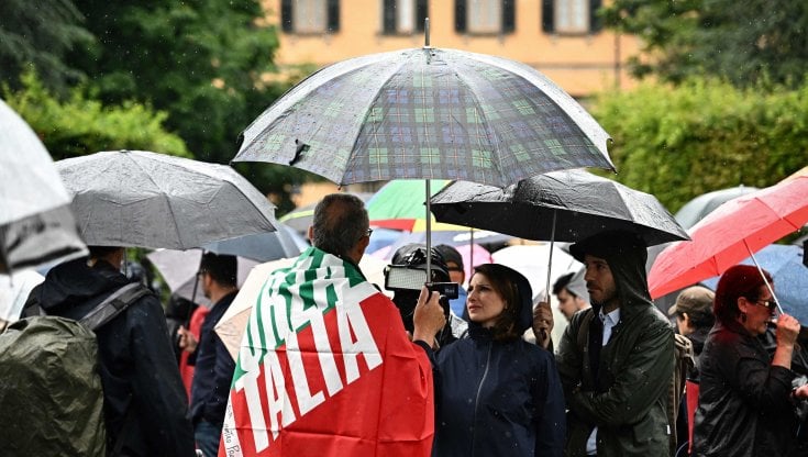 Sostenitori di Forza Italia davanti alla villa di Silvio Berlusconi ad Arcore