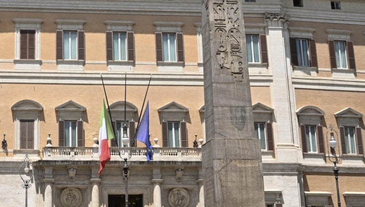 La politica si ferma per Berlusconi, stop senza precedenti per lutto: alla Camera e al Senato per 7 giorni niente votazioni