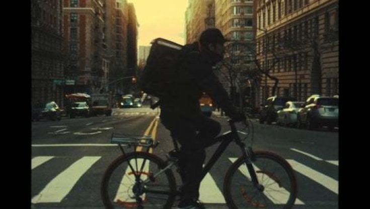 Stati Uniti, la svolta di New York: approvato il salario minimo per i rider