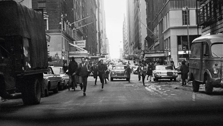 La folla insegue i Beatles a New York nel 1964. McCartney appunta: foto &laquo;scattata dalla nostra auto sulla Cinquantottesima Strada Ovest, all&rsquo;incrocio con Avenue of the Americas&raquo;. &copy; Paul McCartney 