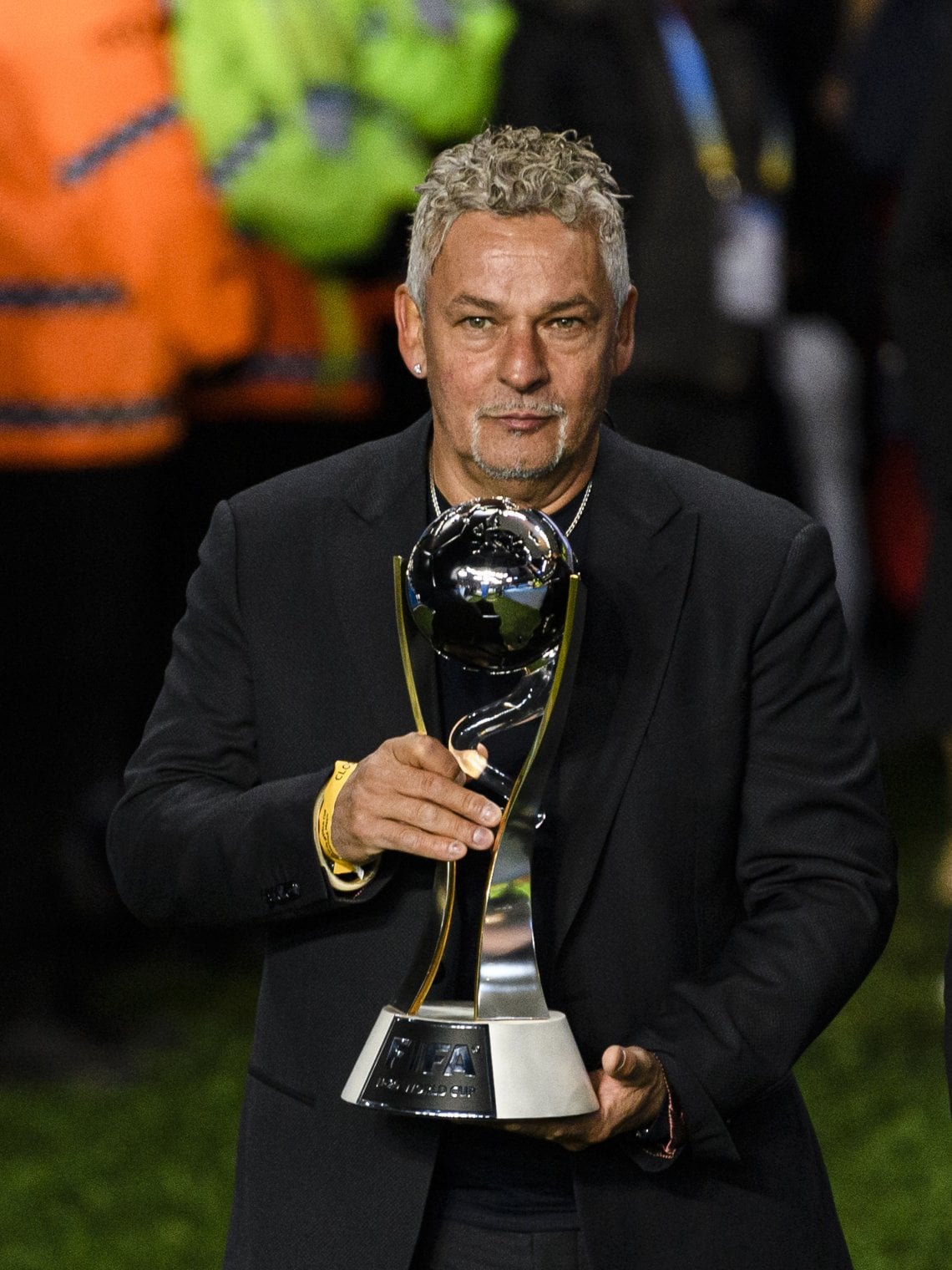 Roberto Baggio con il trofeo dei vincitori del Mondiale Under 20