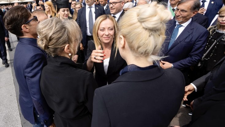 Giorgia Meloni saluta Marta Fascina e Marina Berlusconi in piazza Duomo a Milano