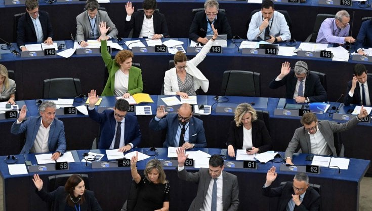 I paletti europei all'Intelligenza artificiale: "No al rating degli umani e non legga le emozioni"