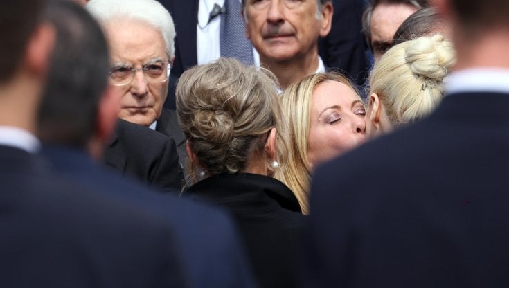 Giorgia Meloni bacia Marta Fascina al funerale di Berlusconi