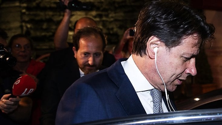 Conte al ristorante (a mangiare baccalà) durante i funerali di Berlusconi. Le condoglianze di Schlein a Marina 