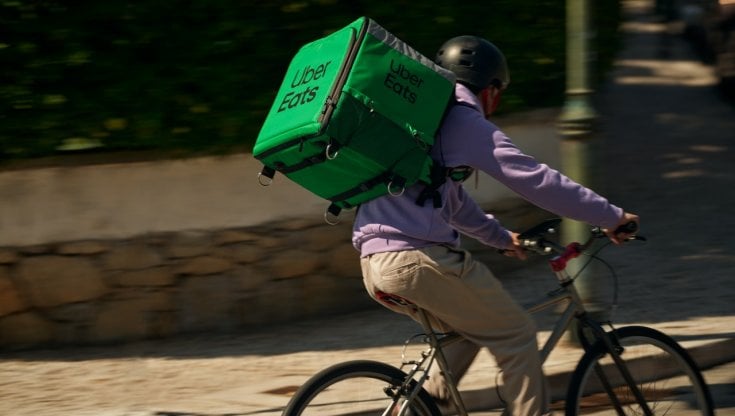 Uber Eats lascia l'Italia. Stop alle consegne di cibo a domicilio, resta la mobilità