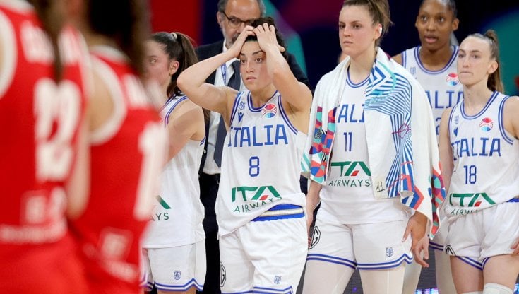 La delusione delle azzurre al termine della partita