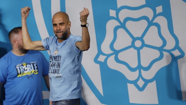 Pep Guardiola, 52 anni, durante i festeggiamenti per il triplete