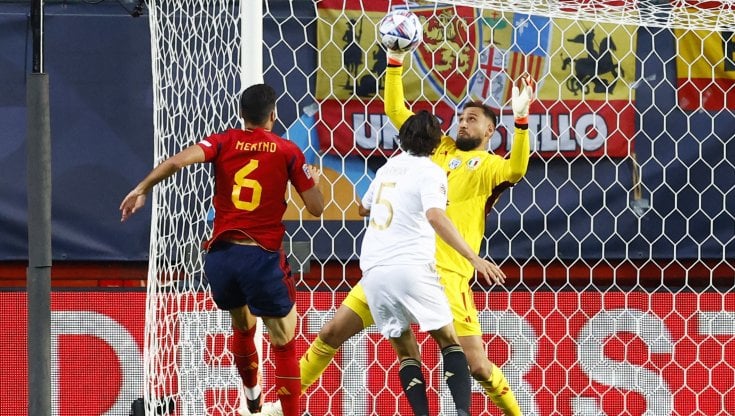 Una parata di Donnarumma su Merino