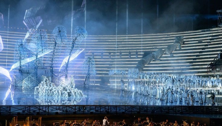 Aida kolossal stasera su Rai 1: l'Arena di Verona festeggia 100 anni, marcia trionfale di politici e volti tv