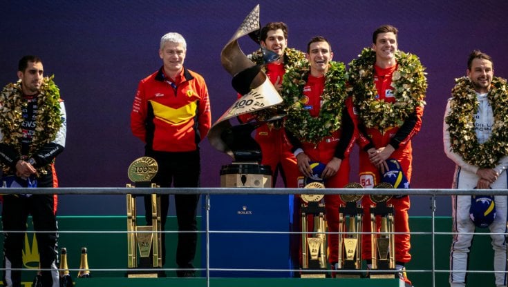 L'equipaggio della Ferrari numero 51 sul podio di Le Mans