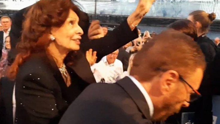 Aida kolossal all'Arena di Verona: la pioggia ritarda l'avvio. In platea Sophia Loren che va a ripararsi sotto le gradinate