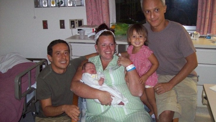 Nancy madre surrogata con la coppia gay e i figli 