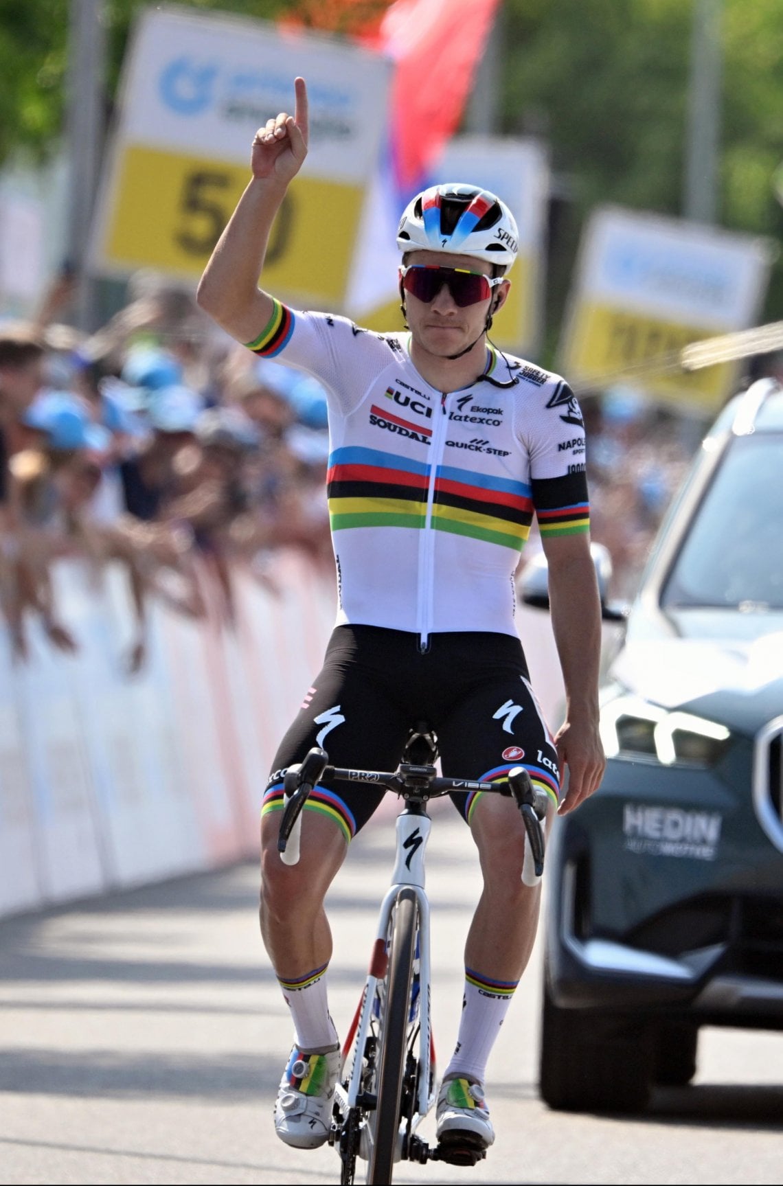 Evenepoel dedica la vittoria a Gino Mader