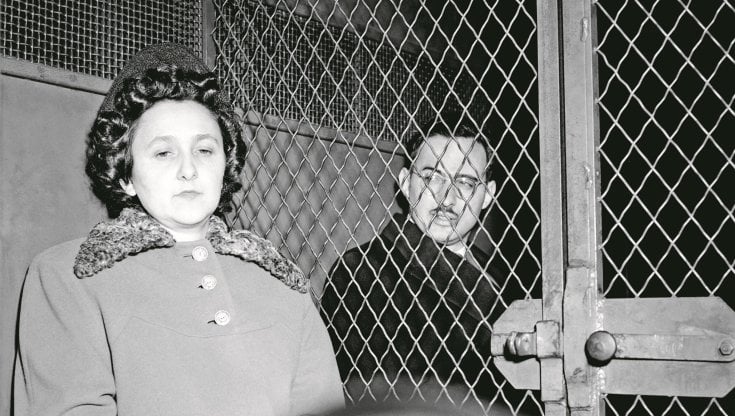 Ethel e Julius Rosenberg seduti in un furgone della polizia dopo essere stati condannati per spionaggio