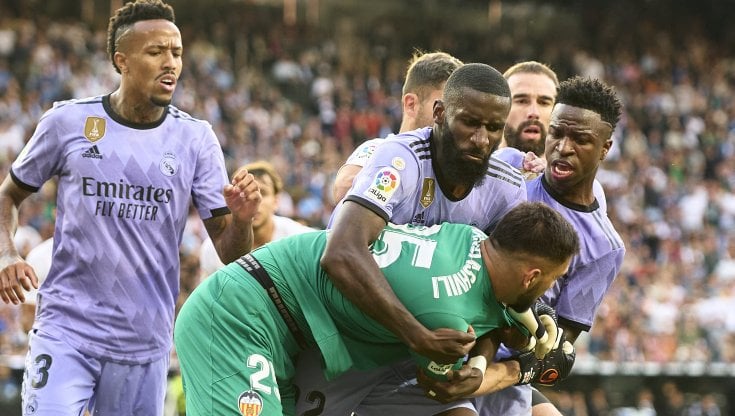 La rissa durante Valencia-Real Madrid, la partita della Liga in cui Vinicius &egrave; stato bersagliato da insulti razzisti
