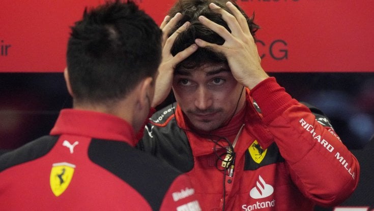 Disastro Ferrari: le scuse di Leclerc, Sainz penalizzato di 3 posizioni
