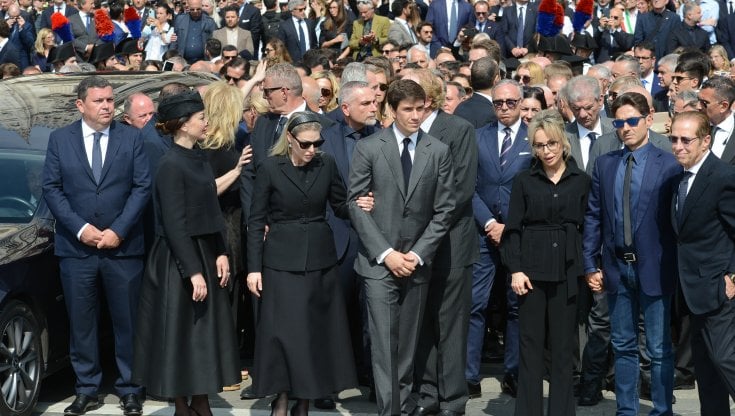 Eredità Berlusconi, tra protagonisti vecchie star e comparse i nuovi assetti dell’impero come in una serie tv