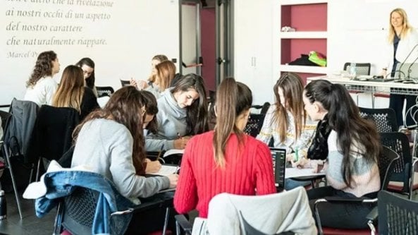 <strong>Sigmund Freud University - Milano</strong>. Diventare Psicologi in Europa, tra ricerca e pratica clinica | <a href="https://puntoitalia.online/dossier/cronaca/universita-2023-2024/2023/06/19/news/sigmund_freud_university_sandra_sassaroli_da_noi_una_formazione_attenta_alla_ricerca_e_alle_implicazioni_pratiche_della_p-404447067/" class="Articolo"><strong>La Direttrice del Dipartimento di Psicologia</strong> Sandra Sassaroli: "Da noi una formazione attenta alla ricerca e alle implicazioni pratiche della professione"</a>