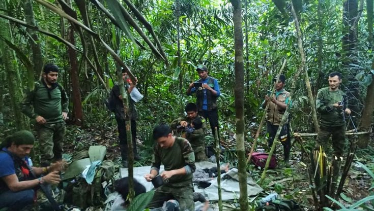 Militari colombiani e soccorritori sul luogo del ritrovamento dei bambini / Foto Esercito colombiano